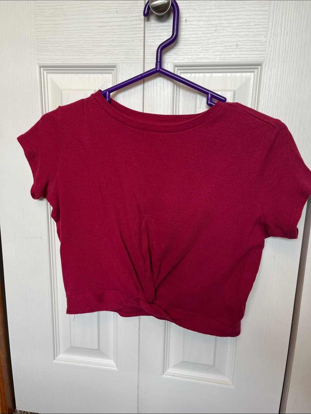 Harlow Short-Sleeve Knotted Crop Top in Fuchsia